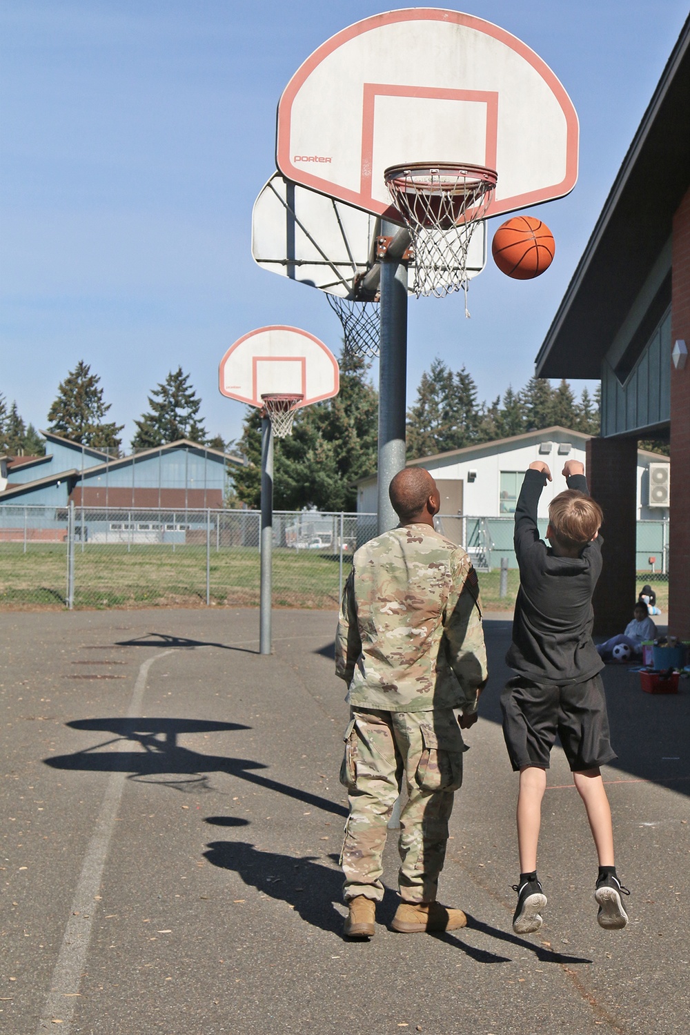 Rest Assured Soldiers have lunch with Thompson Elementary Students