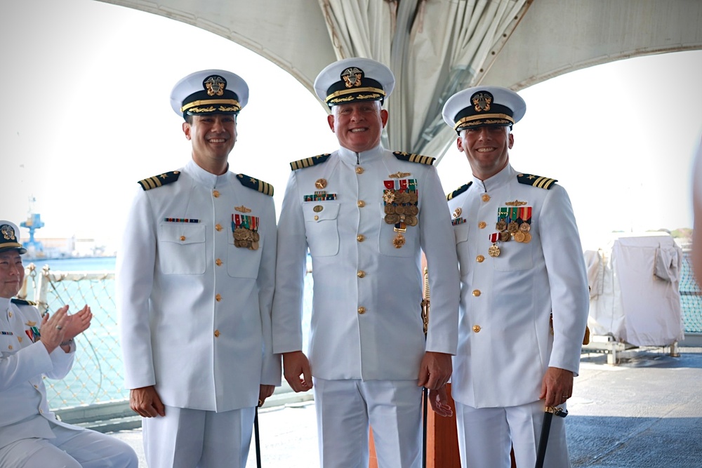 USS Decatur Holds Change of Command Ceremony