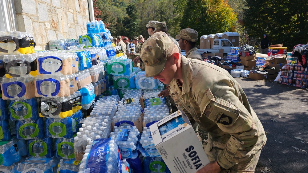 Screaming Eagles Soldiers assist volunteers at a church