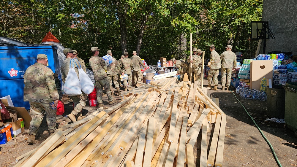 Screaming Eagles Soldiers assist volunteers at a church