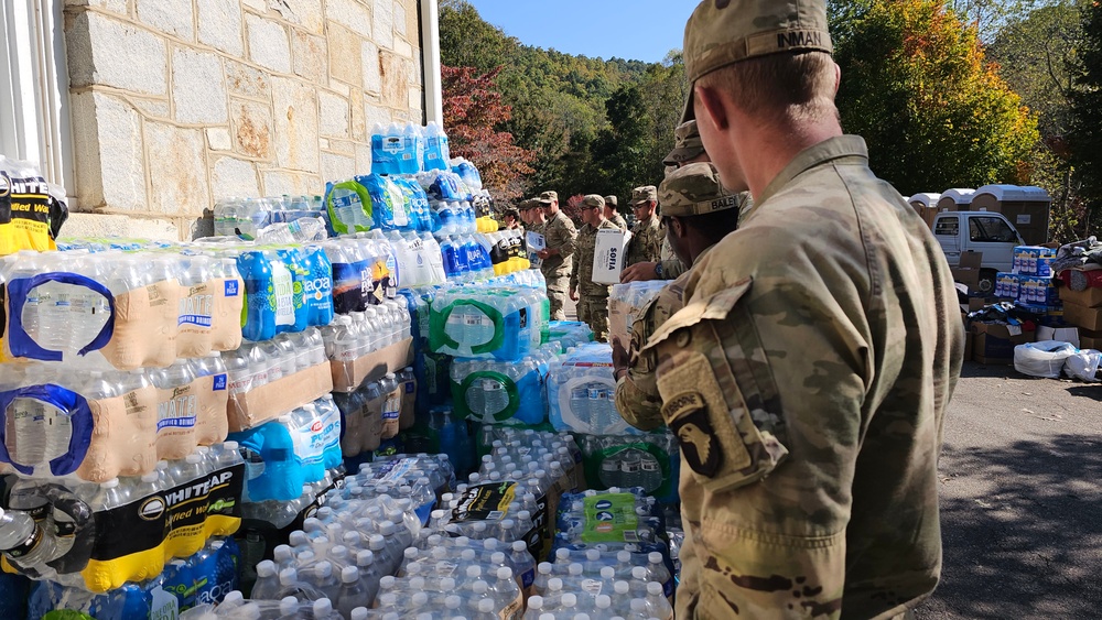 Screaming Eagles Soldiers assist volunteers at a church