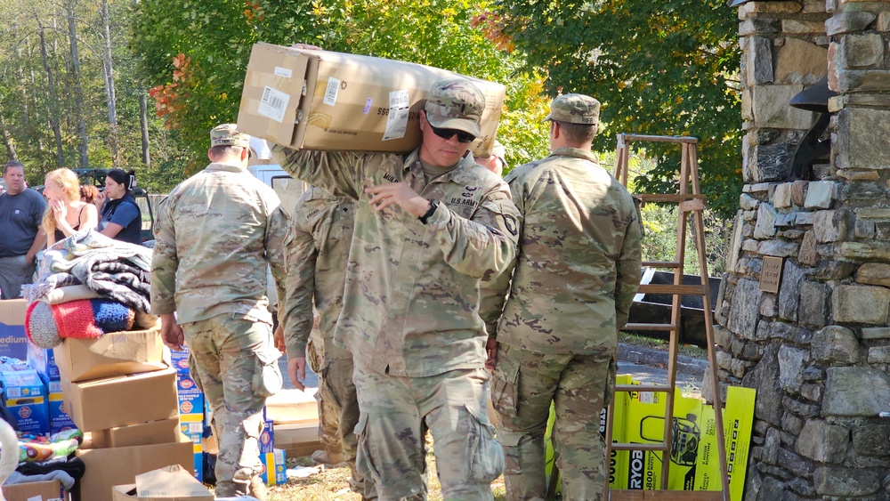 Screaming Eagles Soldiers assist volunteers at a church