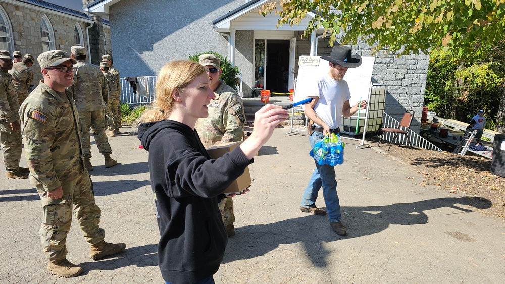 Screaming Eagles Soldiers assist volunteers at a church