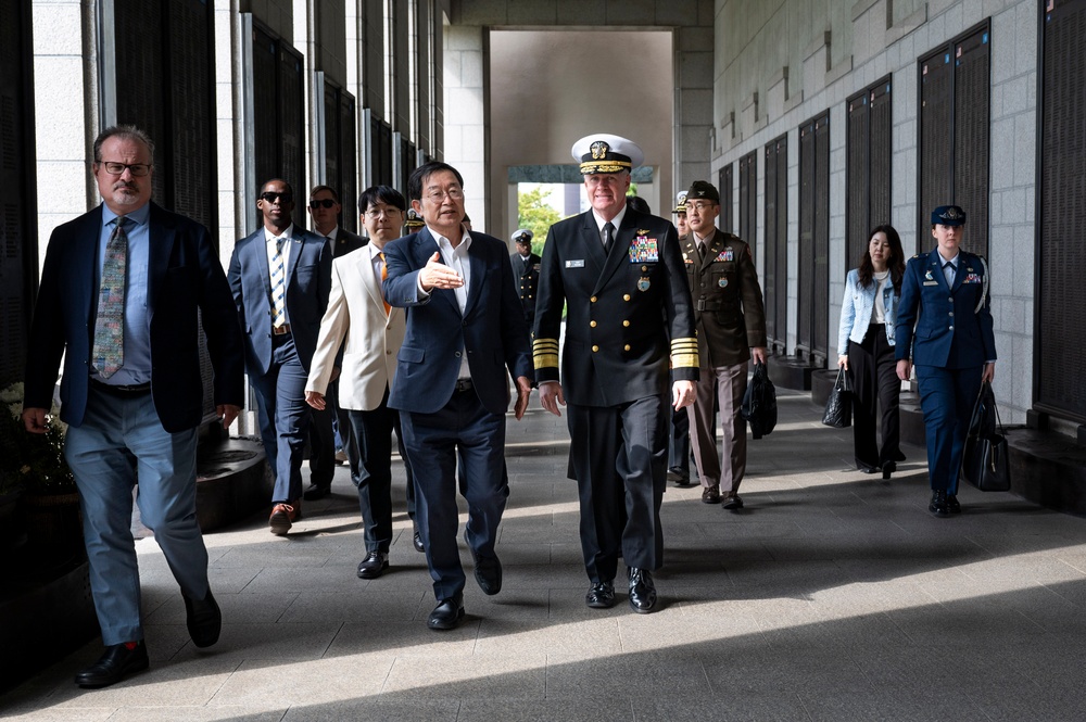 CDRUSINDOPACOM visits Korea War Memorial