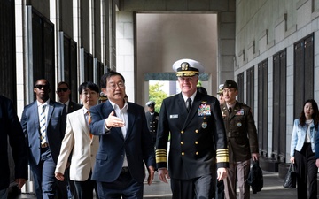 CDRUSINDOPACOM visits Korea War Memorial