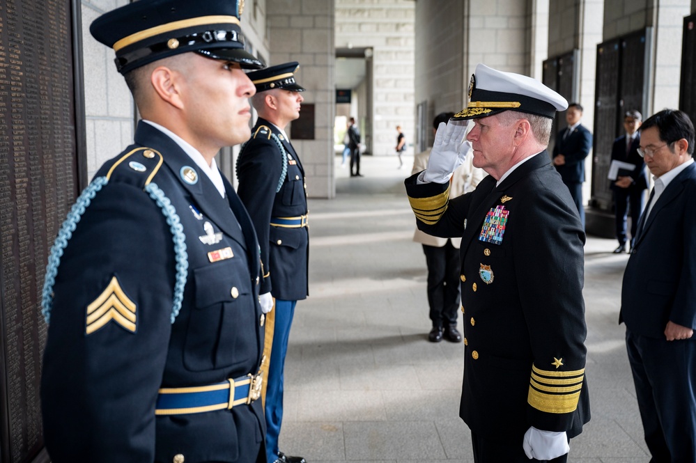 CDRUSINDOPACOM visits Korea War Memorial