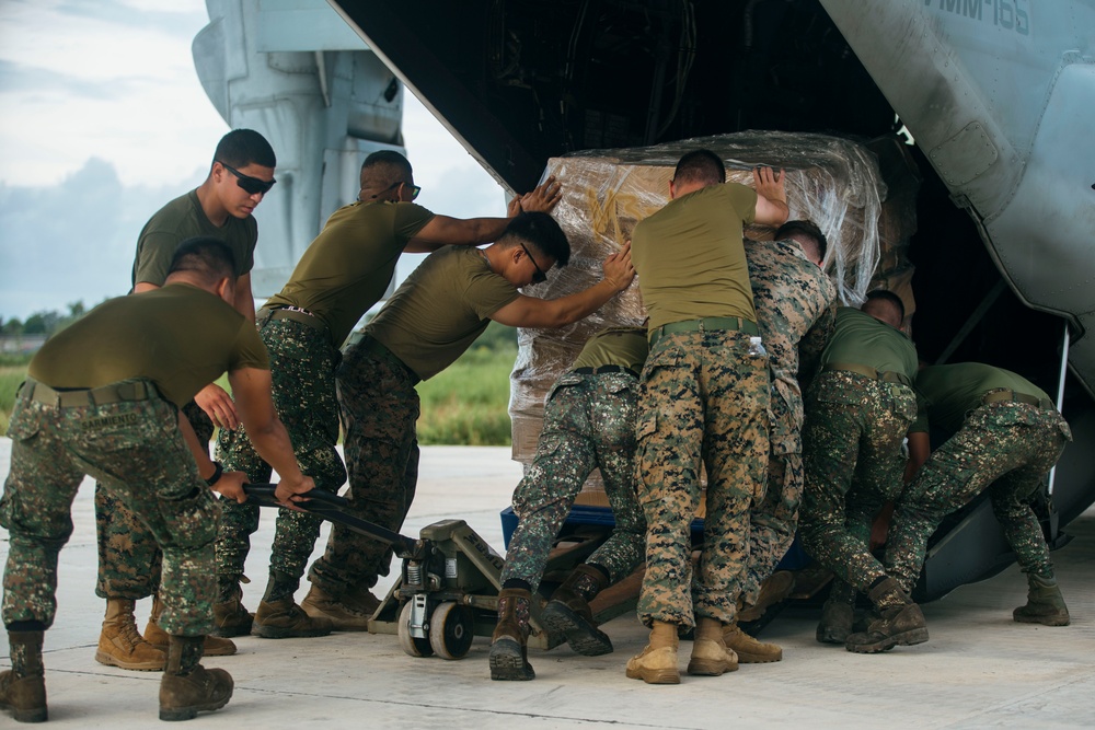 15th MEU Continues Foreign Disaster Relief Operations in Laoag, Philippines