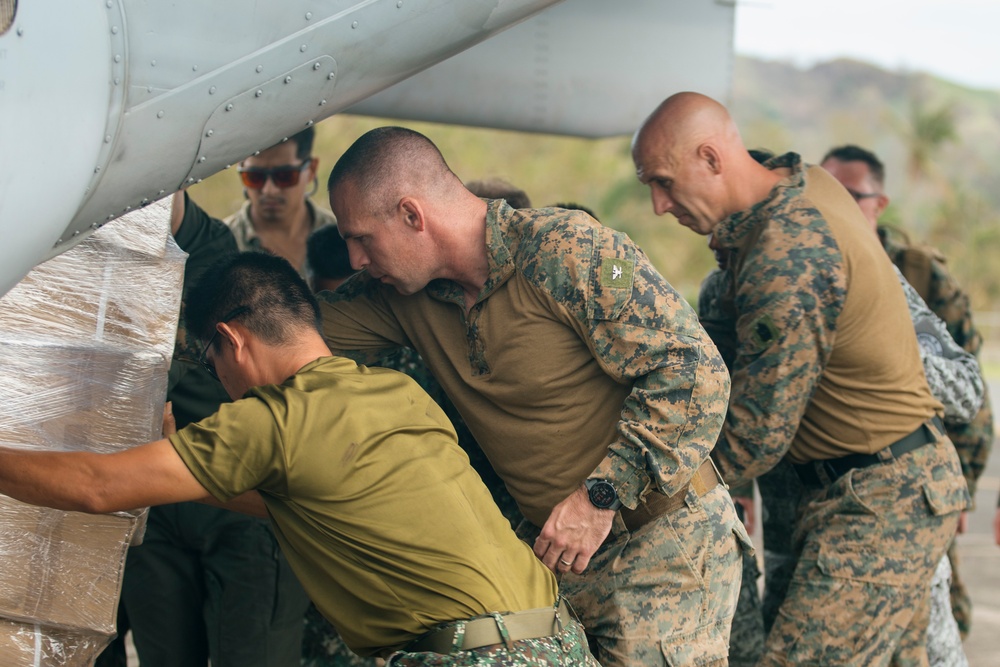 15th MEU Continues Foreign Disaster Relief Operations in Laoag, Philippines