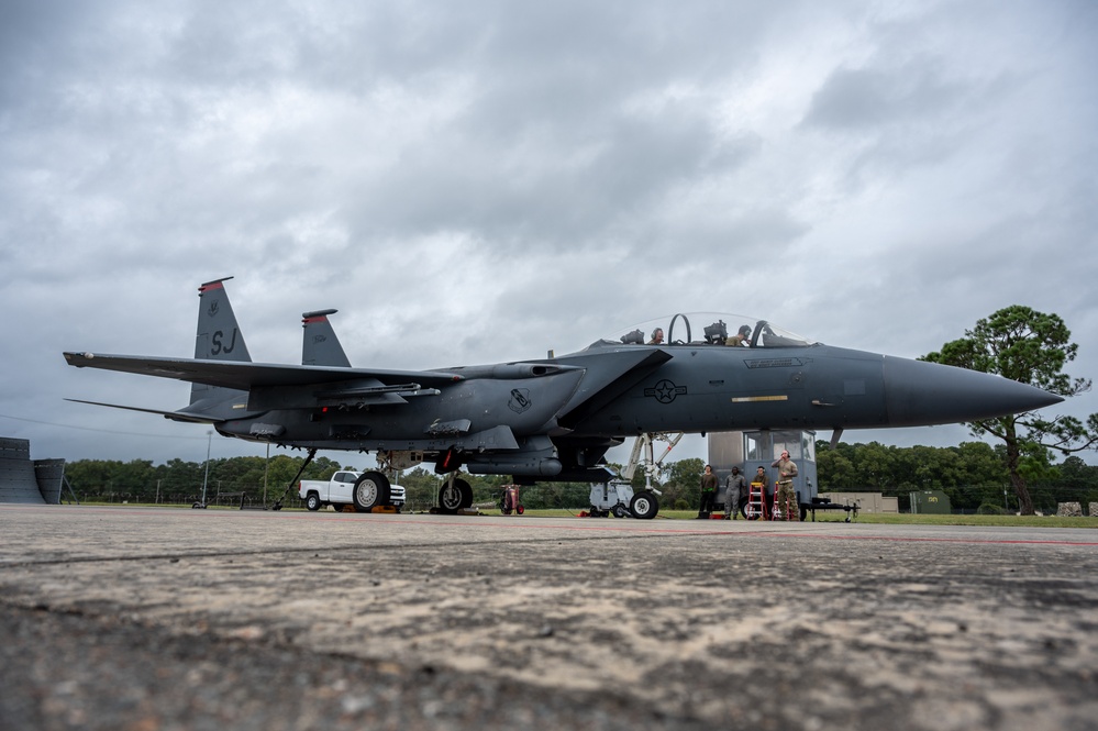 4th Fighter Wing Airmen conduct an F-15E Strike Eagle engine run