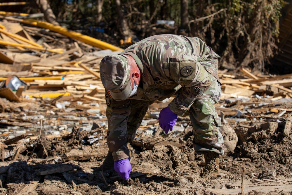 Tennessee Guardsmen gather soil samples after Hurricane Helene