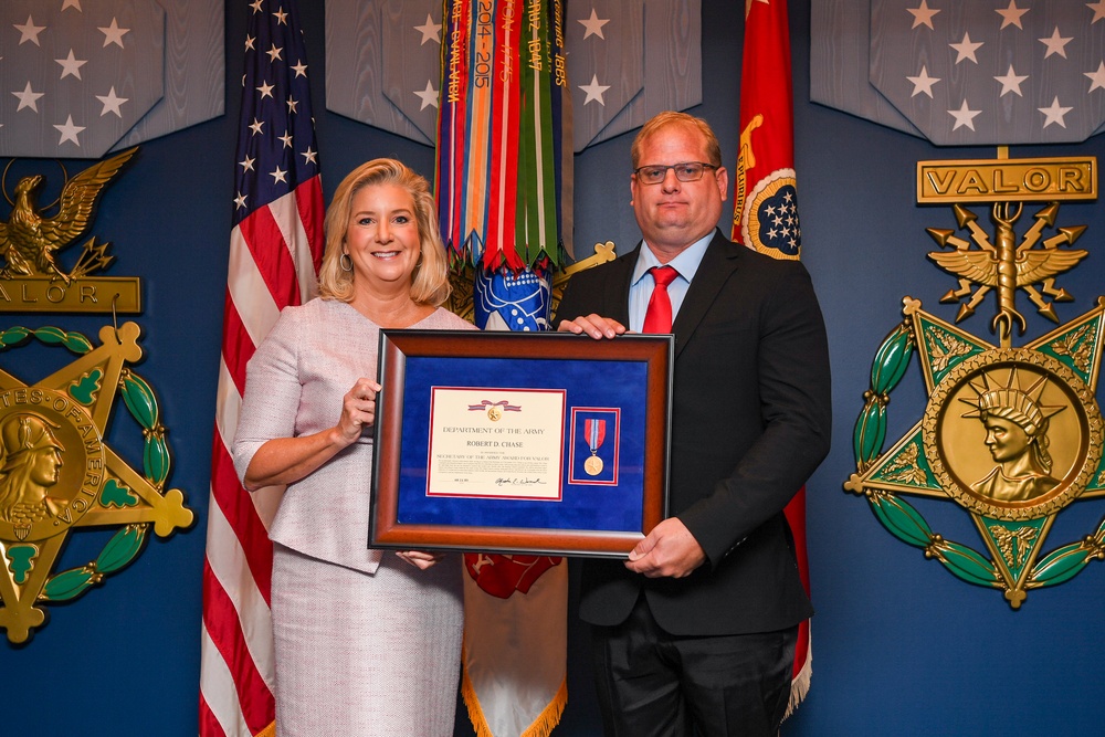 Sacramento District team member receives the Secretary of the Army Award for Valor