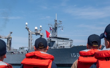 USS Ronald Reagan (CVN 76) Sailors assist in mooring Peruvian supply ship