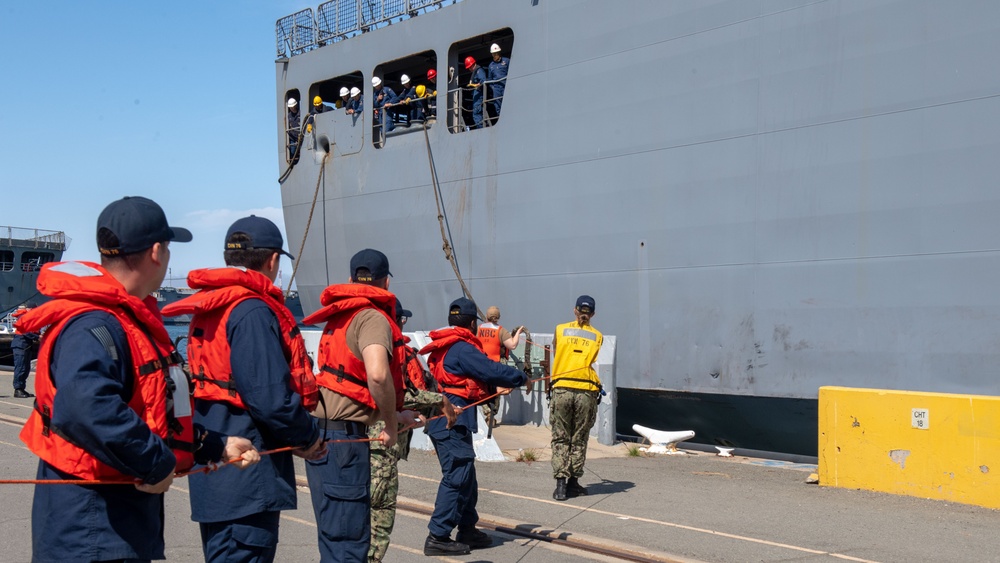 USS Ronald Reagan (CVN 76) Sailors assist in mooring Peruvian supply ship