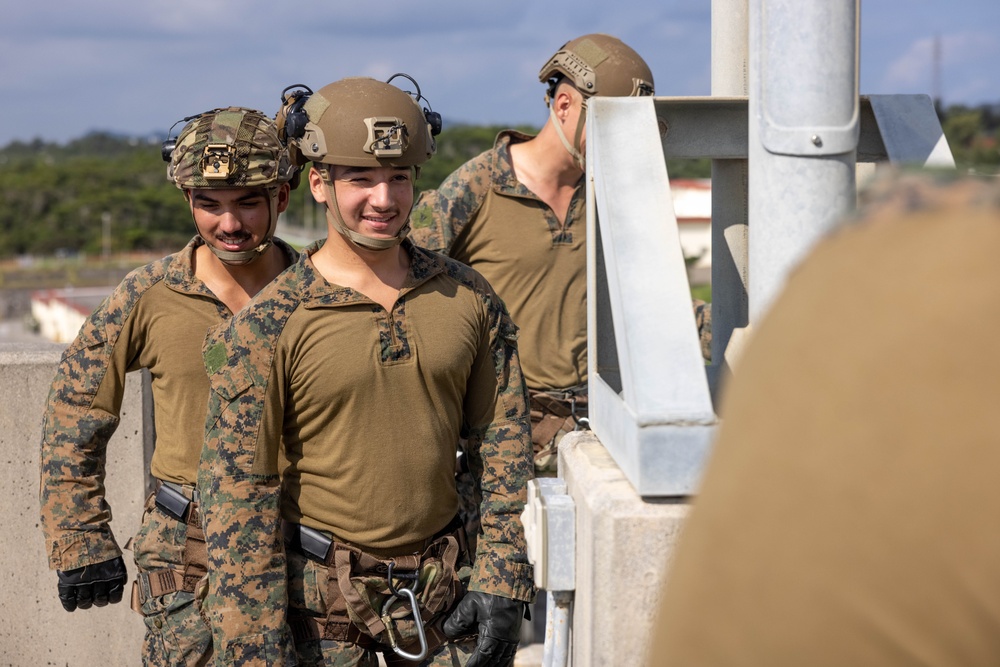 2/6 Rappel and Fast Rope Training