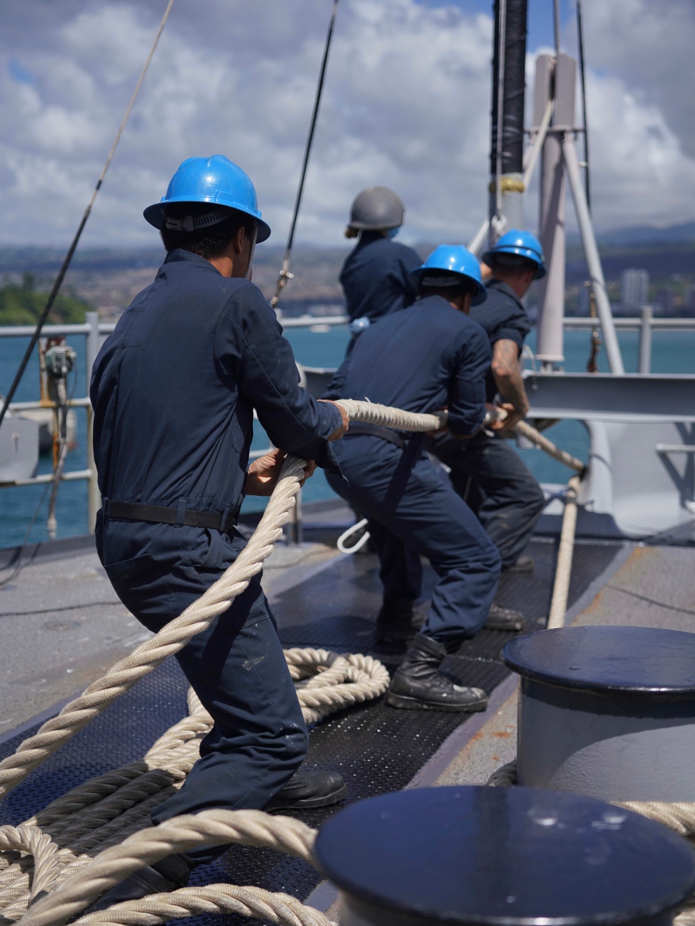 USS Harpers Ferry Departs Pearl Harbor