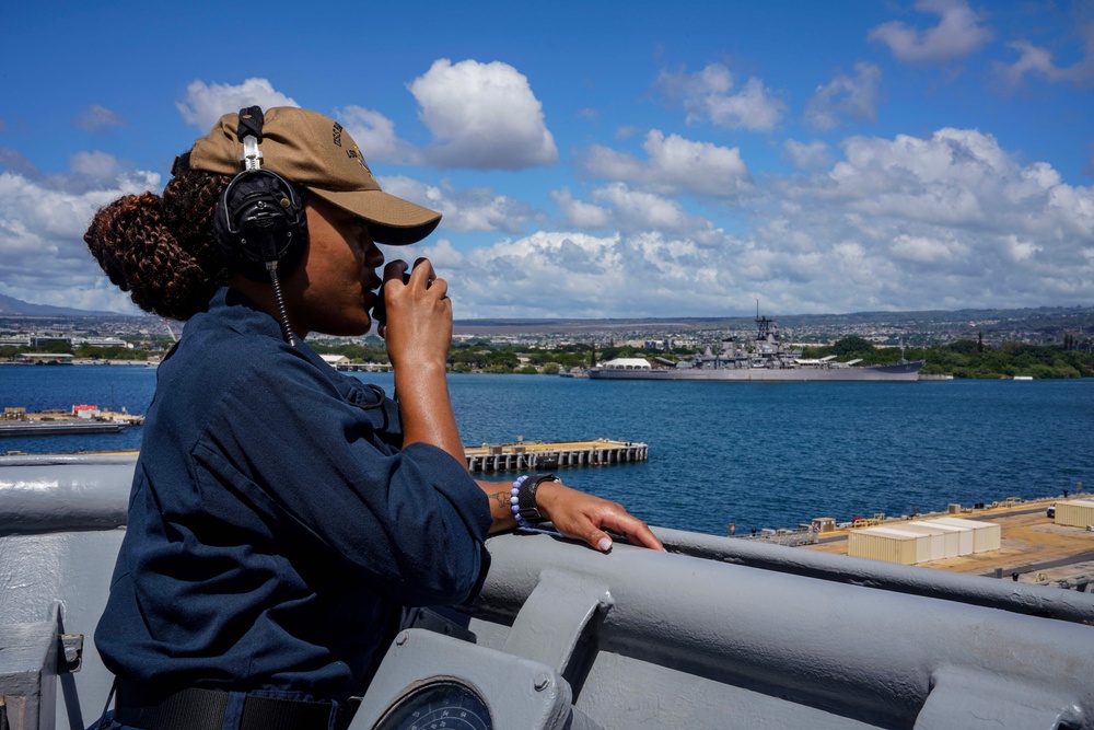 USS Harpers Ferry Departs Pearl Harbor