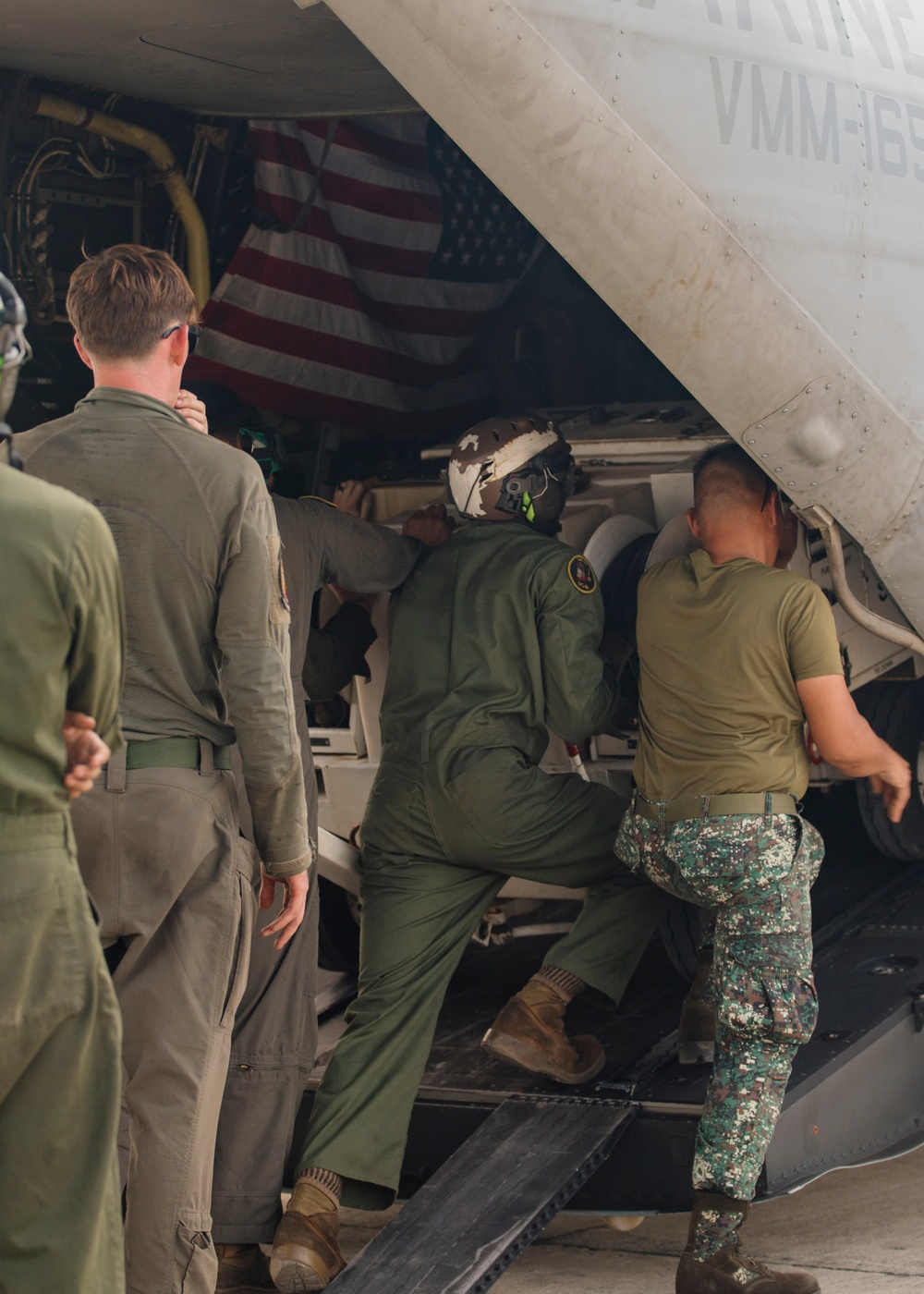 15th MEU MV-22B Ospreys Complete Final Disaster Relief Supplies Delivery in Philippines