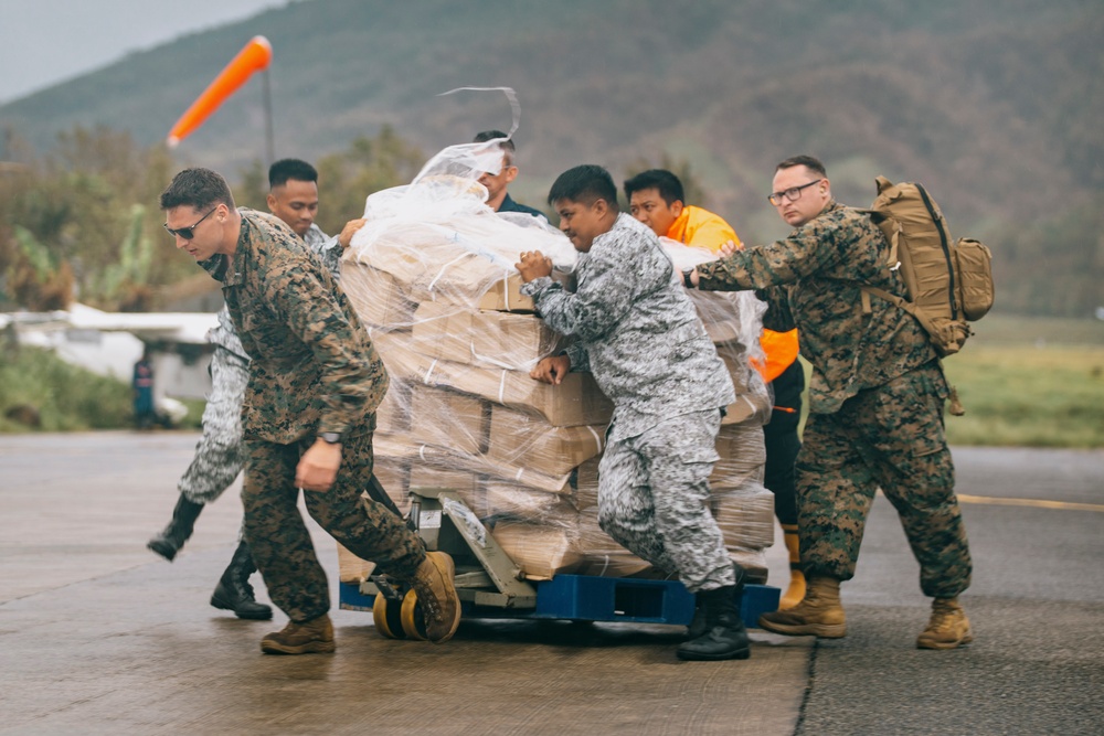 15th MEU MV-22B Ospreys Complete Final Disaster Relief Supplies Delivery in Philippines