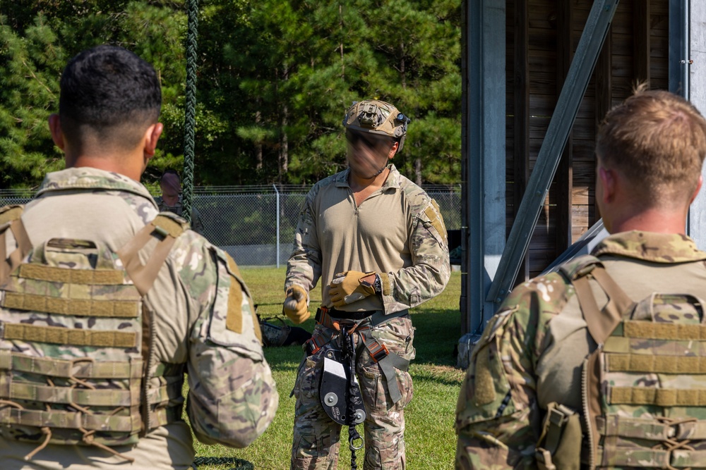 MARSOC’s Multi-Purpose Canines Practice Fast-Roping