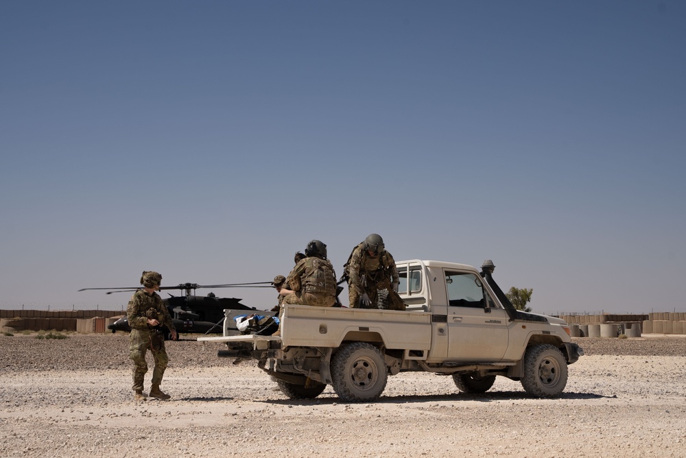 Soldiers use pick-up truck as ambulance in Syria