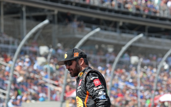 Army Reserve Soldier and country music star Craig Morgan performs the National Anthem alongside the 313th Army Band at the YellaWood 500