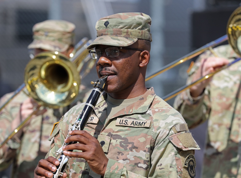 Army Reserve Soldier and country music star Craig Morgan performs the National Anthem alongside the 313th Army Band at the YellaWood 500