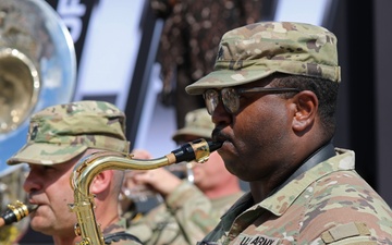 Army Reserve Soldier and country music star Craig Morgan performs the National Anthem alongside the 313th Army Band at the YellaWood 500