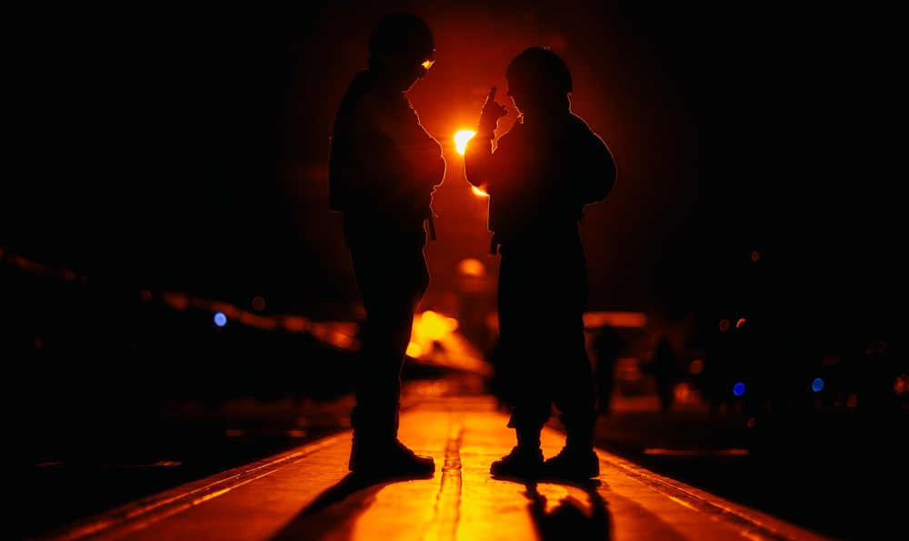 Sailors Taxi Aircraft Aboard USS George Washington