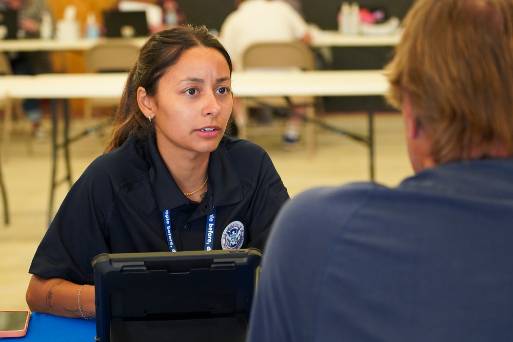 FEMA Specialists Discuss Disaster Assistance Forms with Elizabethton, Tenn. Residents