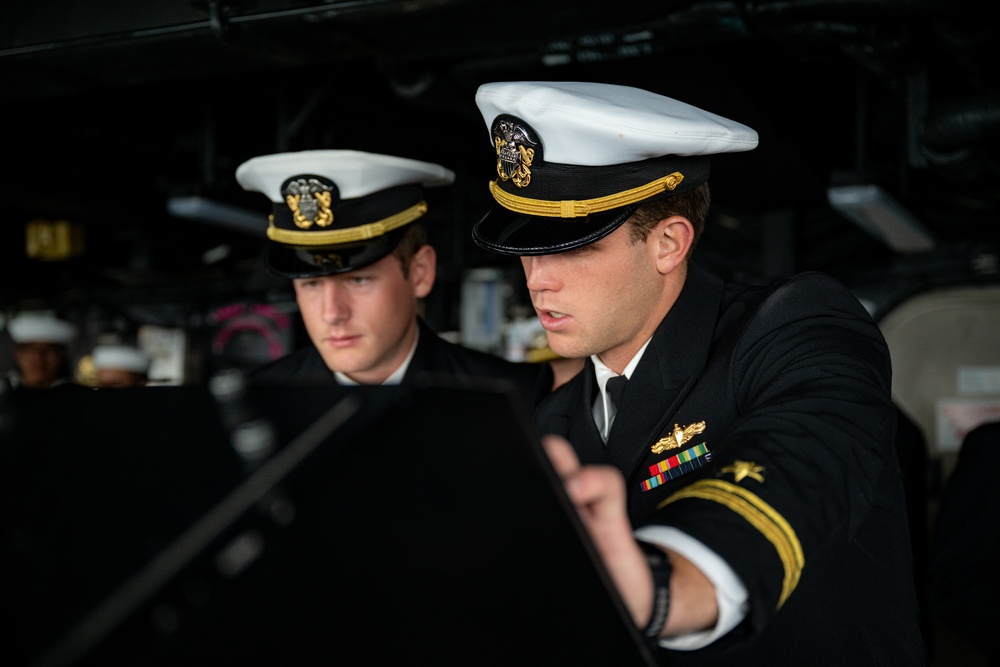 USS Somerset participates in a Parade of Ships during San Francisco Fleet Week