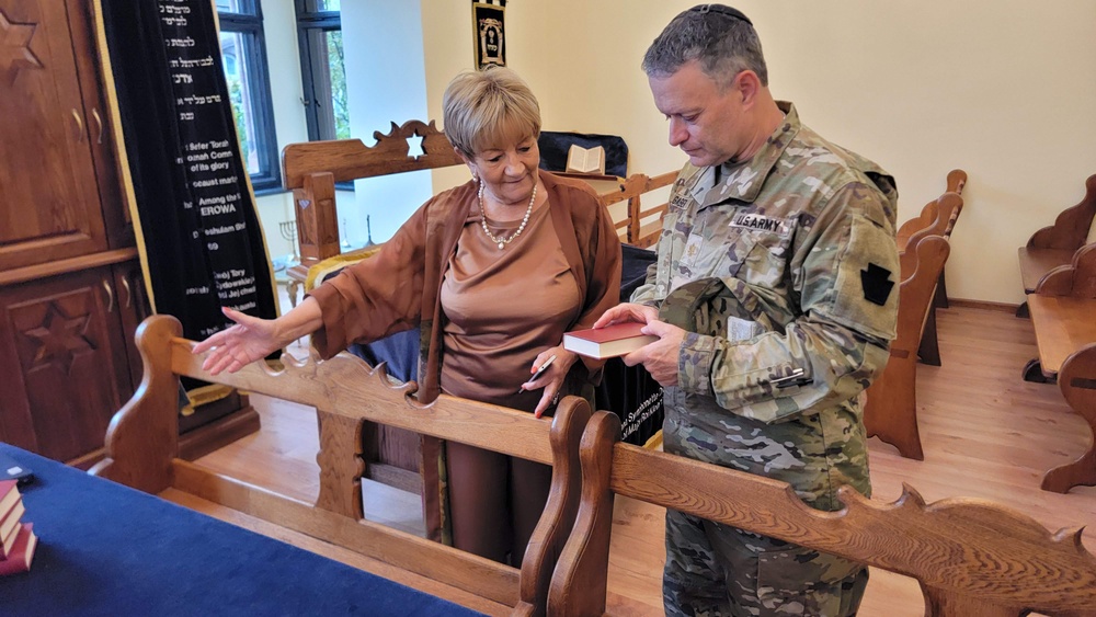 56th SBCT chaplain meets local Jewish community