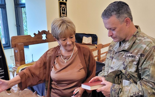 56th SBCT chaplain meets local Jewish community