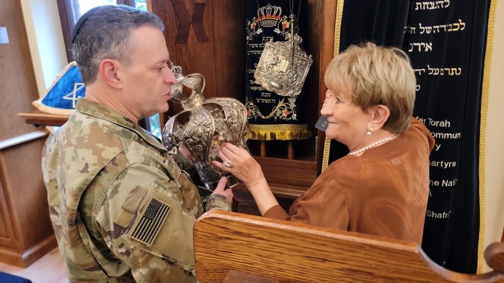 56th SBCT chaplain meets local Jewish community