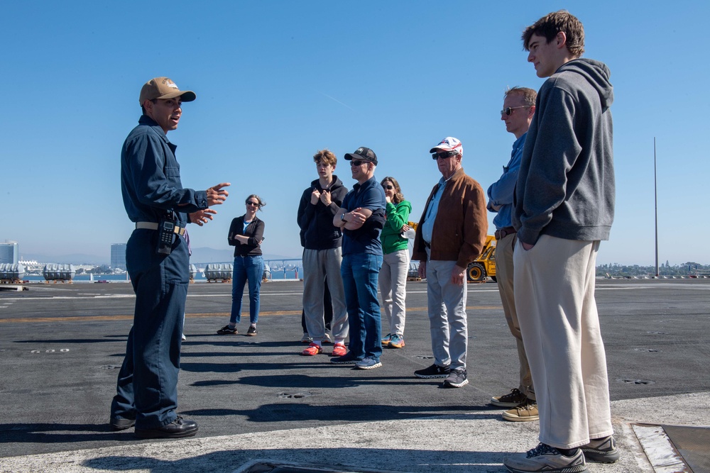 USS Ronald Reagan (CVN 76) hosts a ship tour