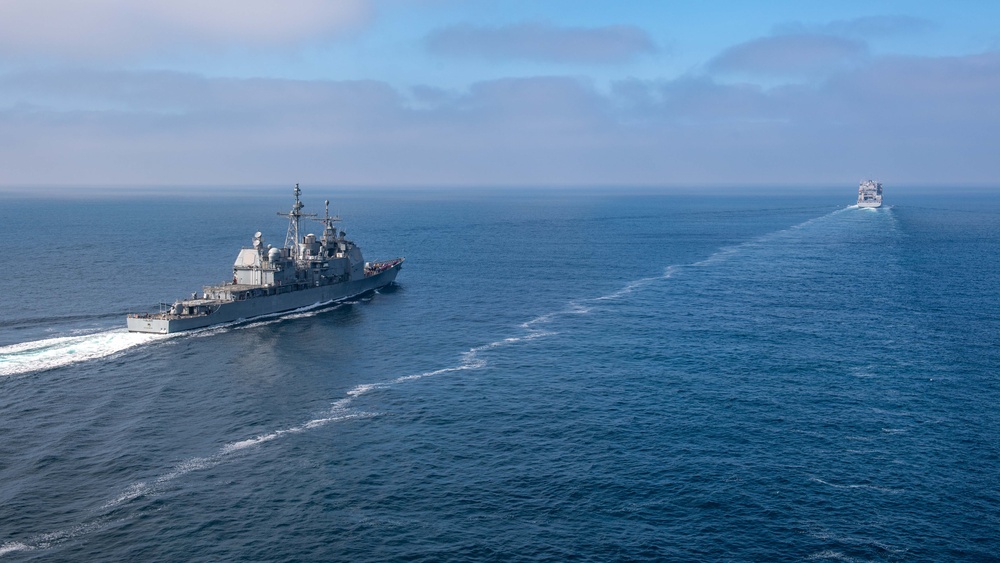 USS Chosin (CG 65) and USNS Washington Chambers (T-AKE-11) conduct a Transferrable Rearming Mechanism (TRAM)