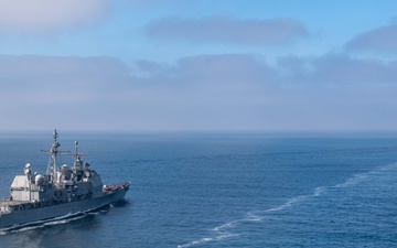 USS Chosin (CG 65) and USNS Washington Chambers (T-AKE-11) conduct a Transferrable Rearming Mechanism (TRAM)