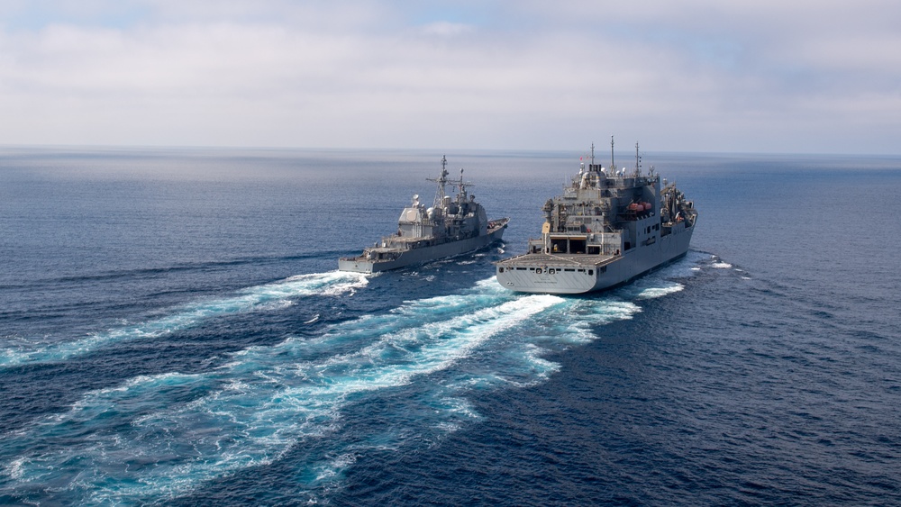 USS Chosin (CG 65) and USNS Washington Chambers (T-AKE-11) conduct a Transferrable Rearming Mechanism (TRAM)