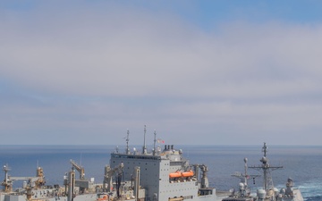 USS Chosin (CG 65) and USNS Washington Chambers (T-AKE-11) conduct a Transferrable Rearming Mechanism (TRAM)