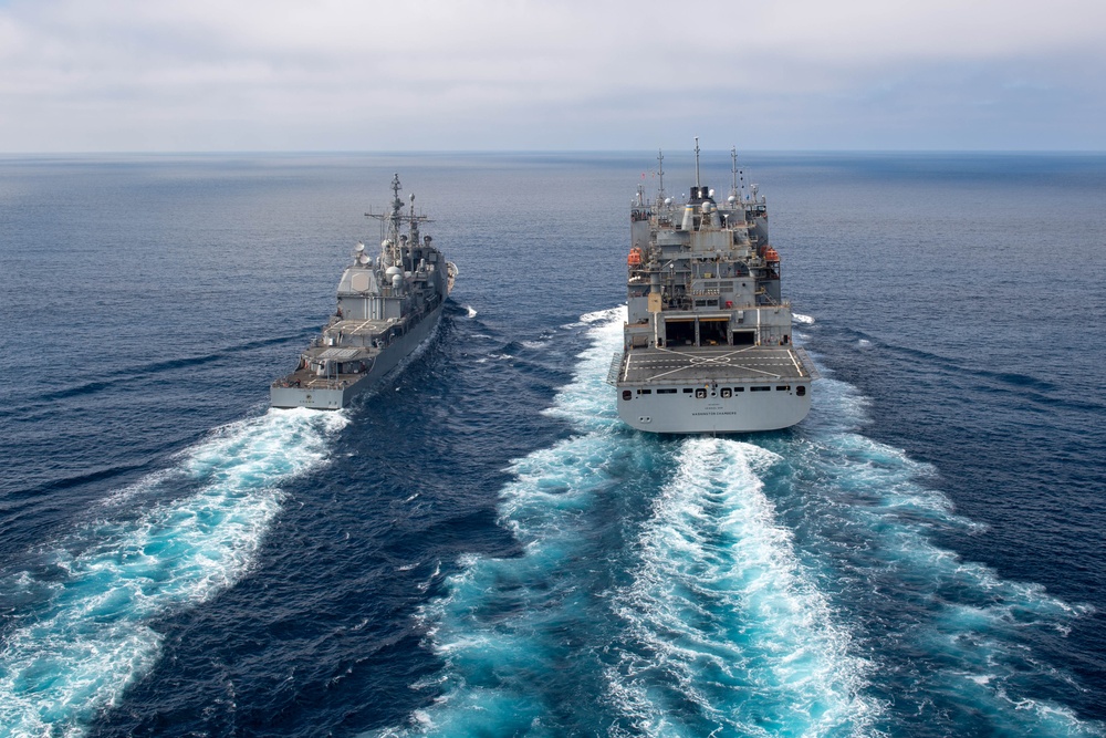 USS Chosin (CG 65) and USNS Washington Chambers (T-AKE-11) conduct a Transferrable Rearming Mechanism (TRAM)