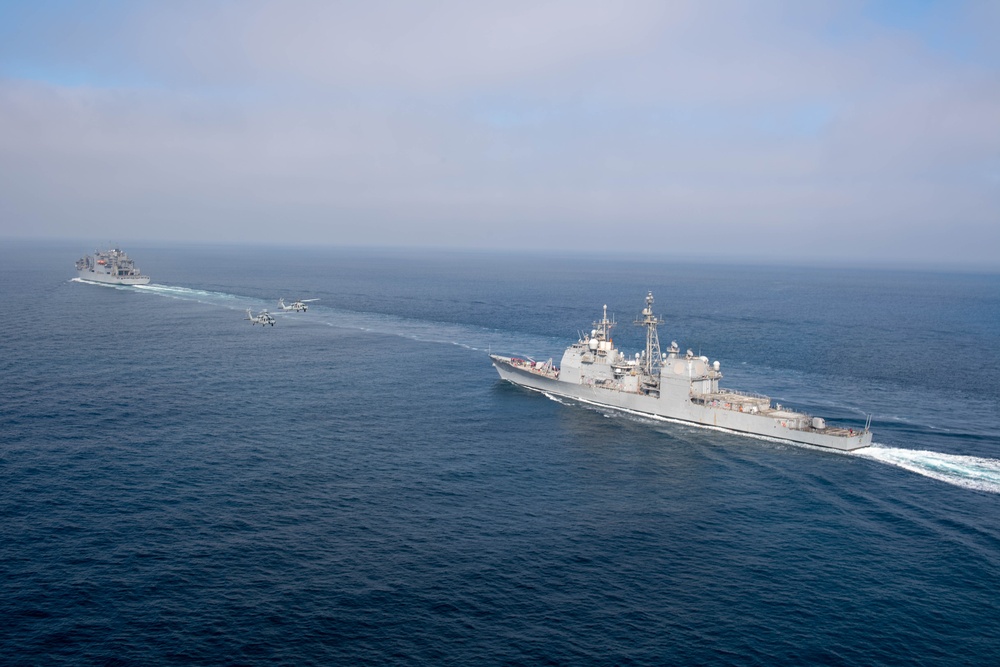 USS Chosin (CG 65) and USNS Washington Chambers (T-AKE-11) conduct a Transferrable Rearming Mechanism (TRAM)