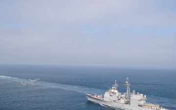 USS Chosin (CG 65) and USNS Washington Chambers (T-AKE-11) conduct a Transferrable Rearming Mechanism (TRAM)