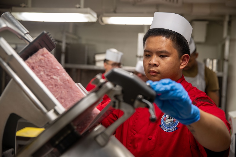 USS George Washington (CVN 73) prepares shipboard meals