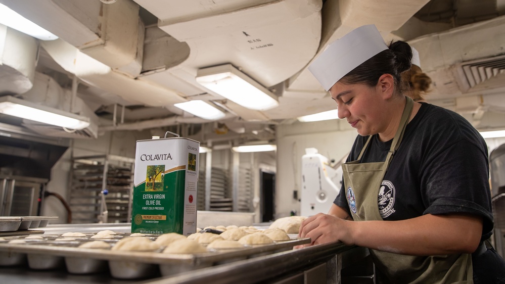 USS George Washington (CVN 73) prepares shipboard meals