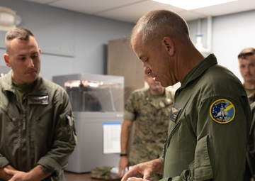 Wing Commander presents award for innovation