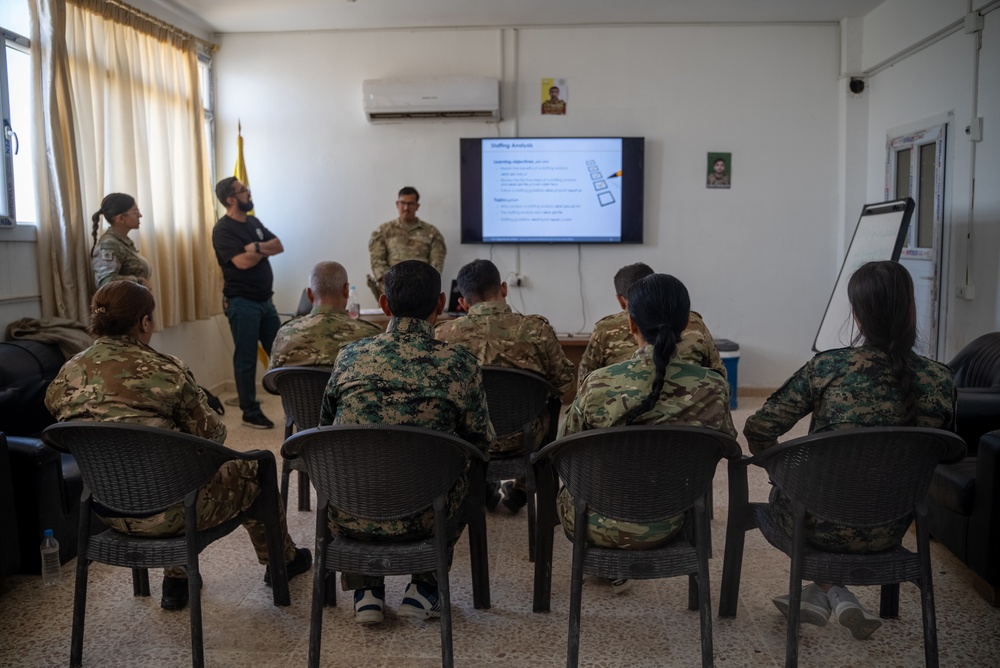 U.S. Solders Instruct SDF Wardens Course