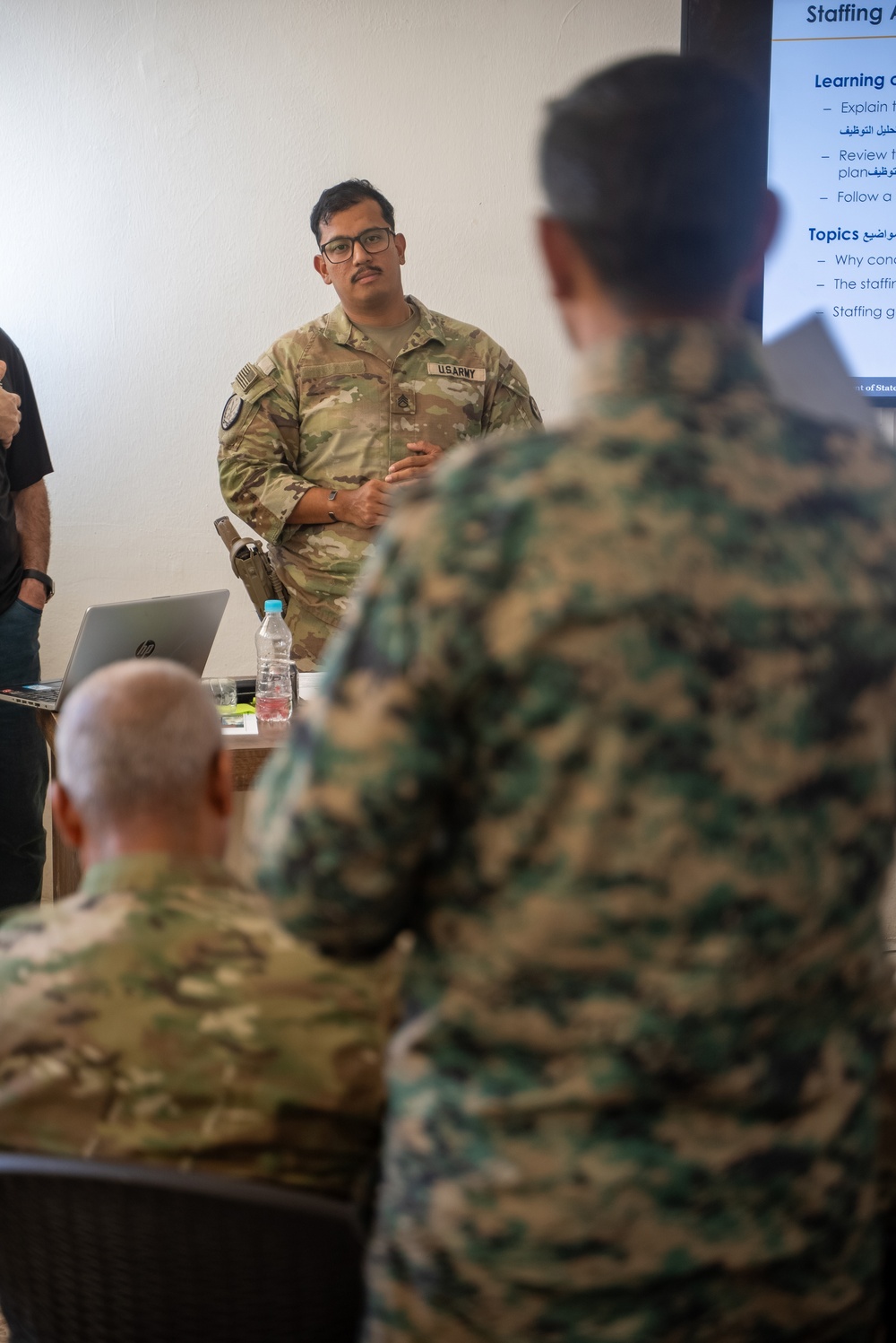 U.S. Solders Instruct SDF Wardens Course