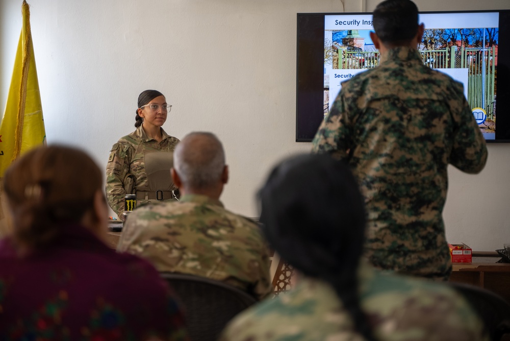 U.S. Solders Instruct SDF Wardens Course