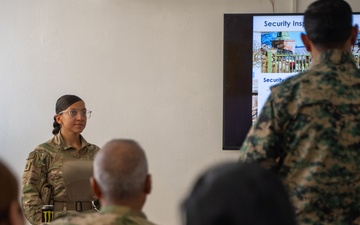 U.S. Solders Instruct SDF Wardens Course