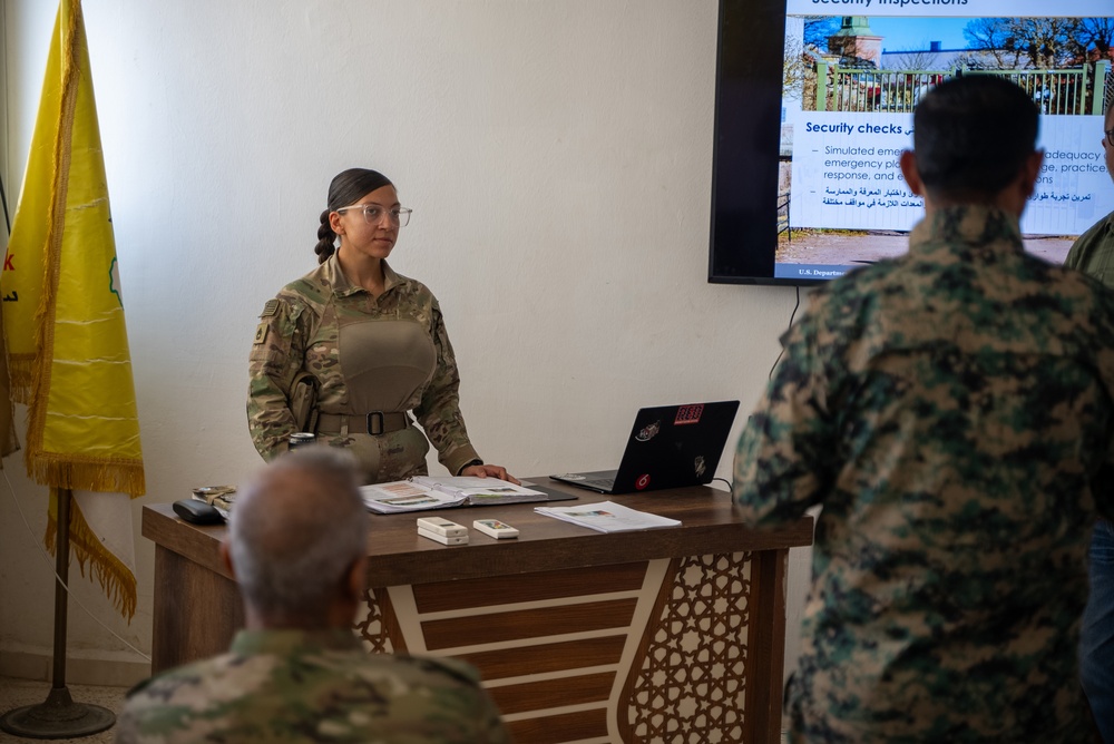 U.S. Solders Instruct SDF Wardens Course