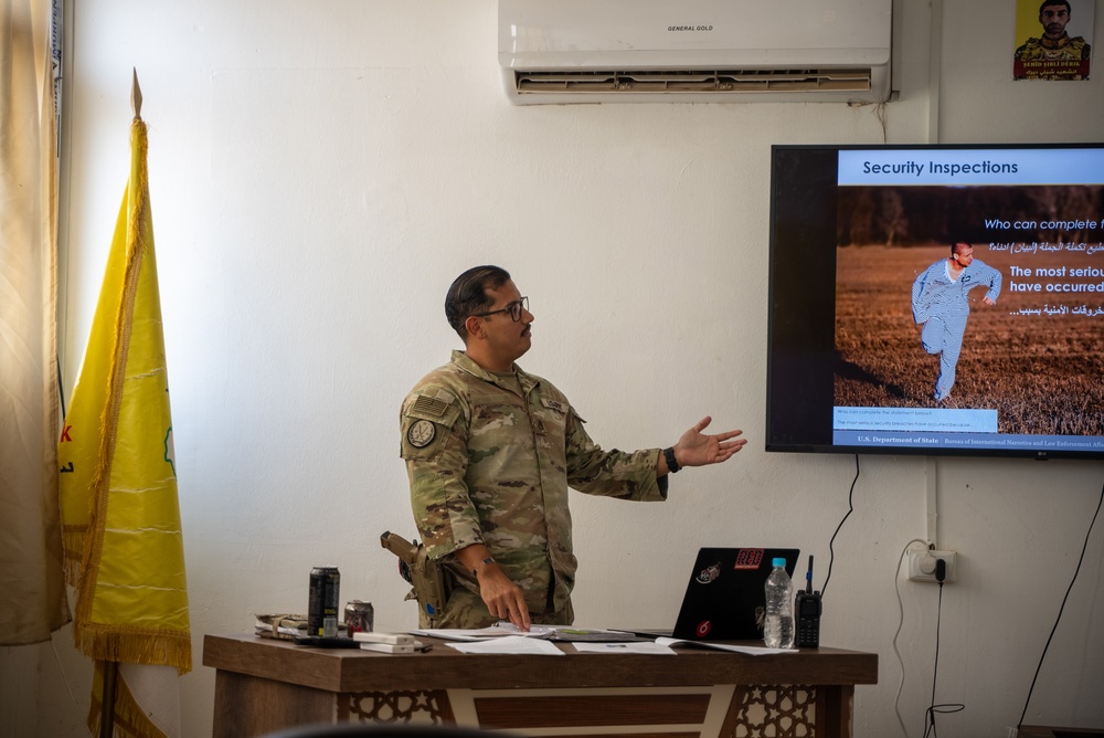 U.S. Solders Instruct SDF Wardens Course